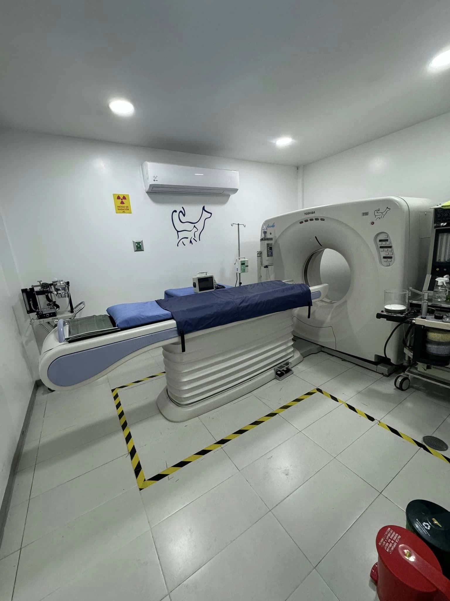 Sala de tomografía de CEVEC con el equipo de diagnóstico y la camilla