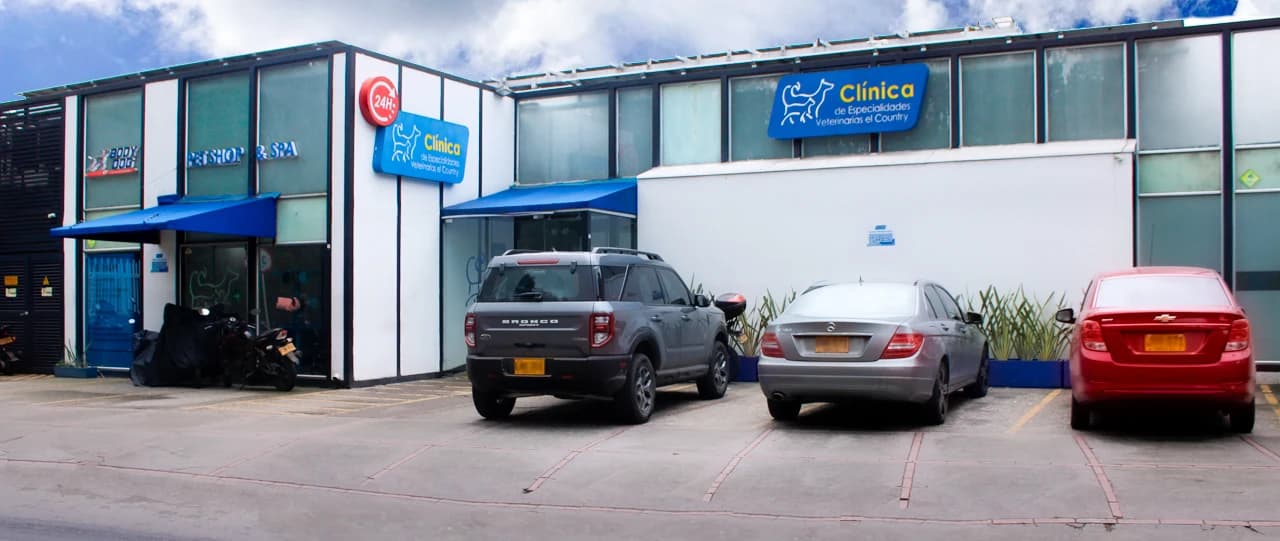 Fachada de la Clínica de Especialidades Veterinarias El Country en Bogotá