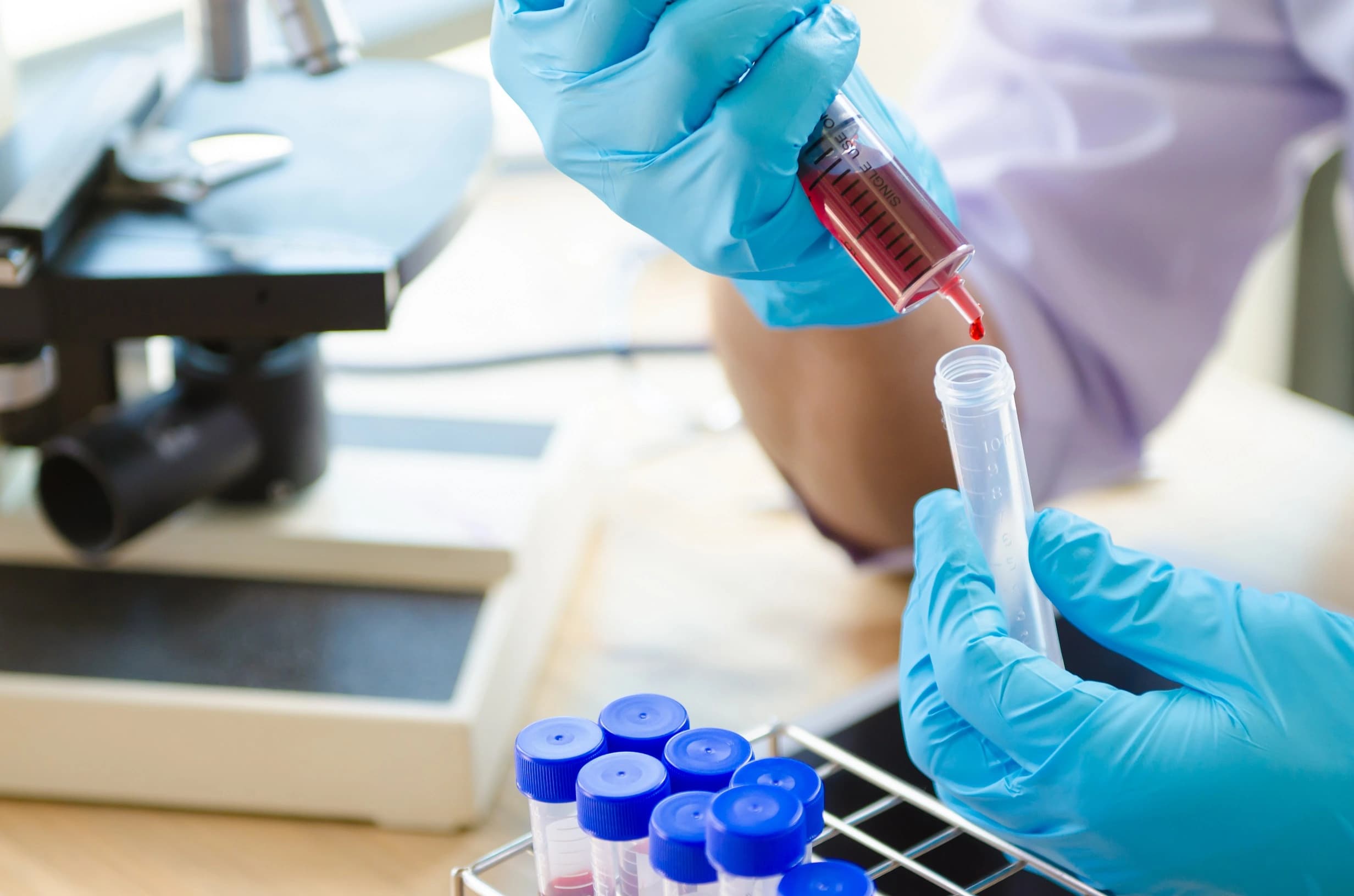 Procesamiento de muestras en un laboratorio clínico